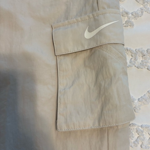 Nike Women’s Cargo Pants - Picture 2 of 4